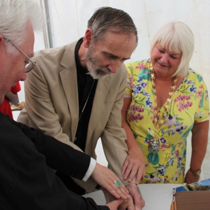 Bishop cutting Tilbury cake