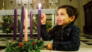 oy-lighting-an-advent-candle_