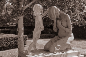 Statue of mother and child 