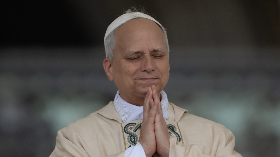 Pope Leo praying